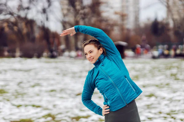 Sportlerin Bei Fitnessübungen Einem Verschneiten Wintertag Park Winter Fitness Schnee — Stockfoto