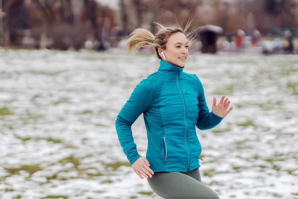 Sportlerin Läuft Öffentlichen Park Bei Schneereichem Wetter Winter Wintersport Erholung — Stockfoto