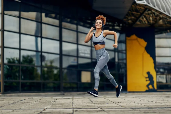 Corredor Urbano Forma Altamente Motivado Está Escuchando Música Corriendo Rápido — Foto de Stock