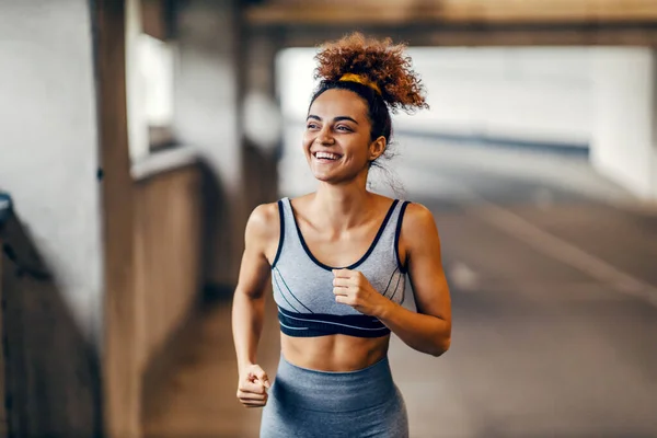 Una Corredora Feliz Está Corriendo Bajo Paso Subterráneo Con Una — Foto de Stock