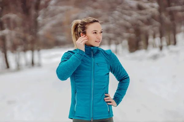 Sportswoman Piedi Nella Natura Giornata Invernale Innevata Con Mano Sul — Foto Stock