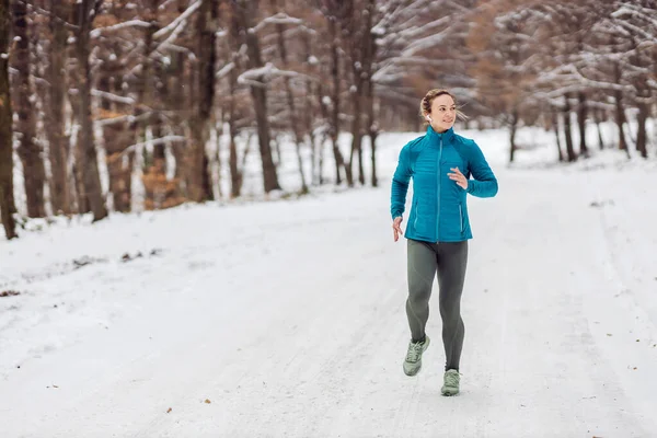 Fit Sportswoman Jogging Nature Snowy Weather Cold Weather Snow Healthy — Foto Stock