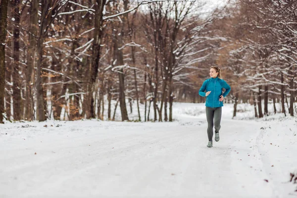 Стройная Спортсменка Бегает Природе Снежную Погоду Холодная Погода Снег Здоровый — стоковое фото