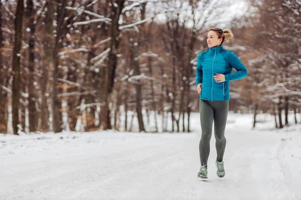 Slim Sportiva Che Jogging Nella Natura Tempo Nevoso Tempo Freddo — Foto Stock