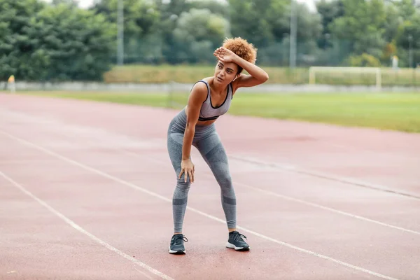 Ein Keuchender Müder Läufer Steht Stadion Und Macht Eine Pause — Stockfoto