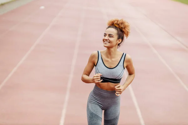 Stadyumdaki Maratonda Koşan Mutlu Bir Koşucu Hızlı Koşucu Bitiş Çizgisine — Stok fotoğraf