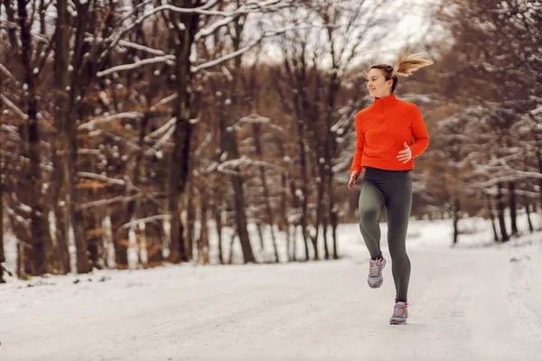 Sportswoman Jogging Nella Natura Una Giornata Invernale Innevata Tempo Freddo — Foto Stock