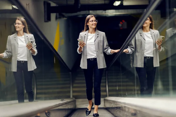 Щаслива Бізнес Леді Піднімається Ескалатор Їде Свого Офісу Елегантна Молода — стокове фото