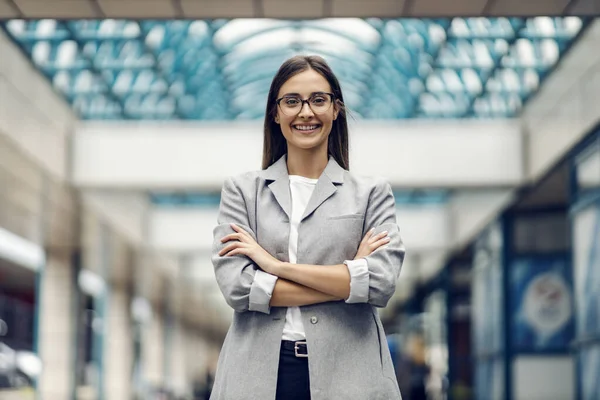 Framgångsrik Lycklig Affärskvinna Elegant Klädd Stående Business Center Med Armarna — Stockfoto