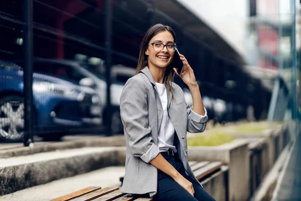 Mutlu Genç Zarif Bir Kadın Dışarıda Oturuyor Telefonla Konuşuyor Bir — Stok fotoğraf