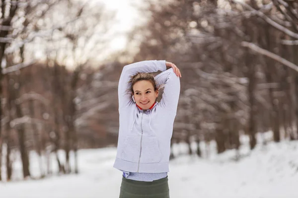겨울에는 자연스럽게 따뜻하게 운동을 Fit Sportswoman 겨울의 — 스톡 사진