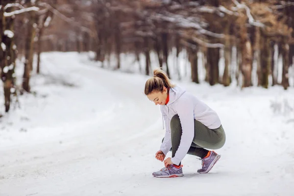 Sportlerin Die Winter Der Natur Auf Schnee Hockt Und Schnürsenkel — Stockfoto