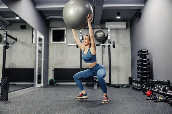 Squat Avec Une Balle Fitness Une Femme Séduisante Vêtements Sport — Photo