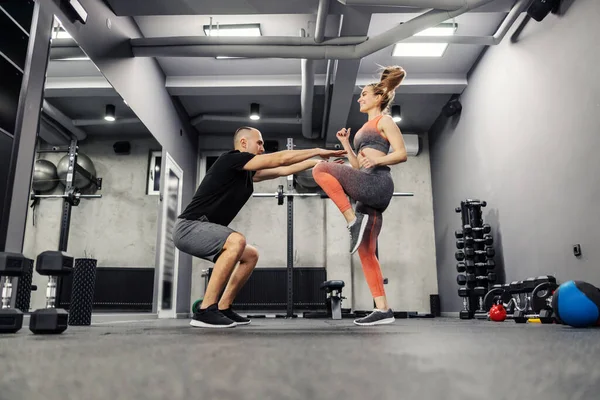 Eine Sportlerin Trainiert Fitnessstudio Mit Einem Trainer — Stockfoto