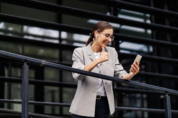 Egy Boldog Üzletasszony Támaszkodik Korlátra Miközben Videóhívást Tart Telefonján Felhúzza — Stock Fotó