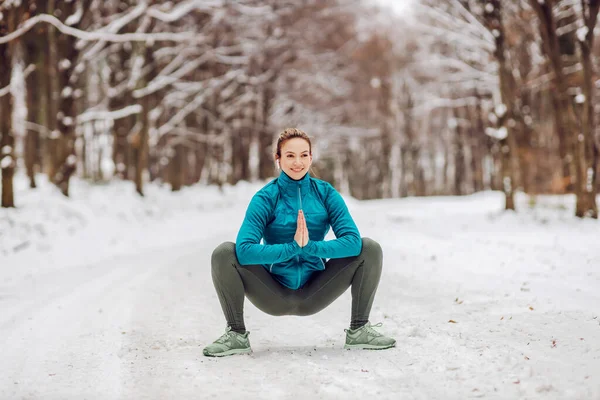 Fit Sportos Sportruházatban Guggoló Istennő Jóga Póz Természetben Havas Időjárás — Stock Fotó