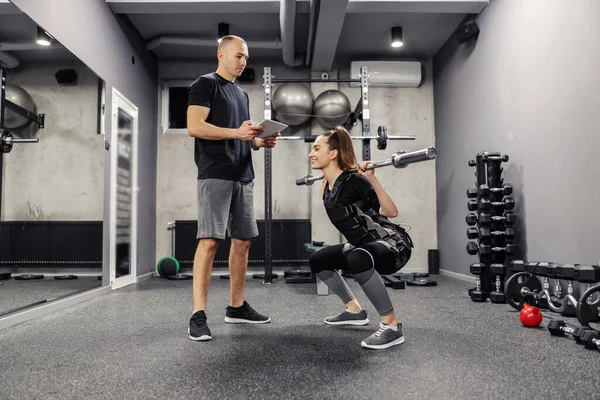 Kvinna Som Tränar Elektrisk Muskeldräkt Stimulerar Motion Ett Gym Ung — Stockfoto