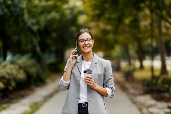 Meşgul Mutlu Bir Kadını Parkta Dikiliyor Telefon Görüşmesi Yapıyor Bir — Stok fotoğraf