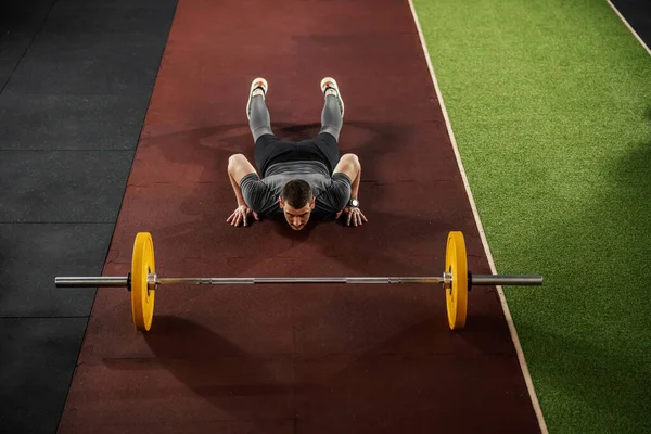 Exercise Chest Arms Training Bar Man Sportswear Leaning His Knees — Stock Photo, Image