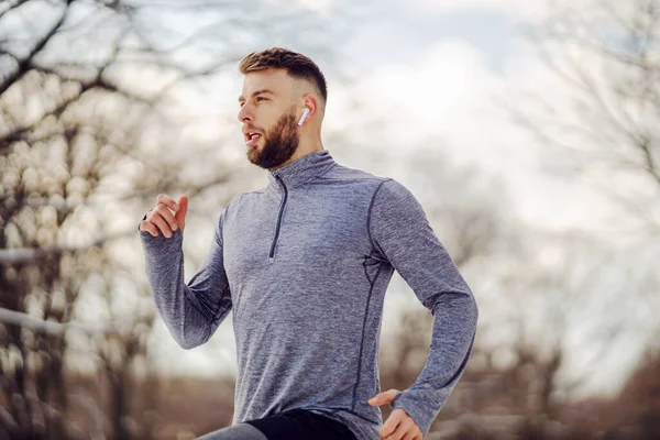 Sportember Kocog Erdőben Havas Téli Napon Téli Sport Hideg Időjárás — Stock Fotó