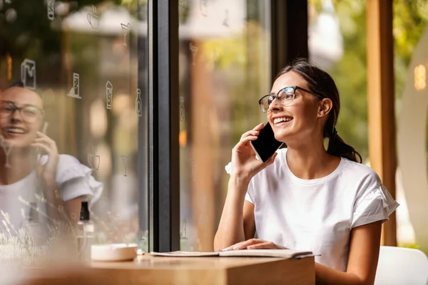 Mutlu Bir Kız Bir Kafede Oturuyor Telefon Görüşmesi Yapıyor Sipariş — Stok fotoğraf