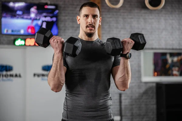Persistência Treinamento Homem Atraente Musculoso Homem Fato Desportivo Bombeia Músculos — Fotografia de Stock