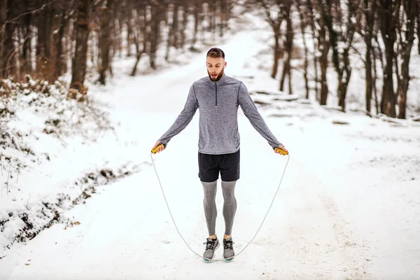 Sportember Kihagyja Kötelet Természetben Havas Téli Napon Téli Fitness Egészséges — Stock Fotó