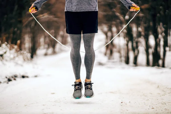 Ноги Стрибають Мотузкою Сніжному Шляху Взимку Зимові Види Спорту Кардіо — стокове фото