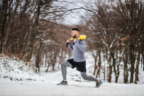 눈내리는 겨울날에는 나르며 자연계에서 무거운 나르는 스포츠인 육체미 — 스톡 사진