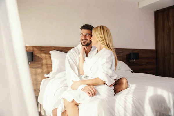 Young Couple Travels Together Free Time Beautiful Blonde Sits Handsome — Stock Photo, Image