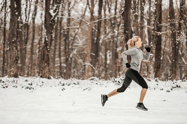 Happy Fit Sportovkyně Jogging Přírodě Zasněžené Zimní Den Zdravý Život — Stock fotografie