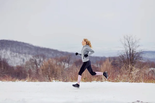 Adatta Sportiva Che Corre Veloce Nella Natura Durante Giornata Invernale — Foto Stock