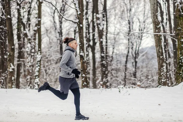 Corridore Veloce Che Corre Nella Foresta Durante Giornata Invernale Nevosa — Foto Stock