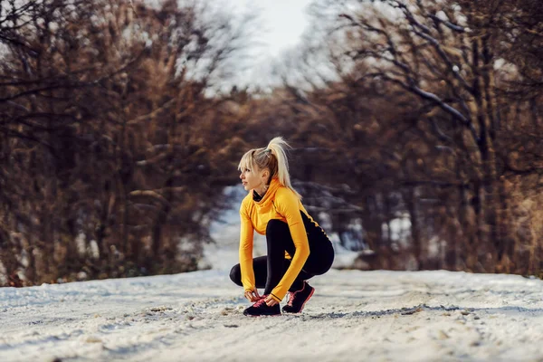 Sportswoman Accovacciata Sul Sentiero Innevato Nella Natura Inverno Legandosi Lacci — Foto Stock