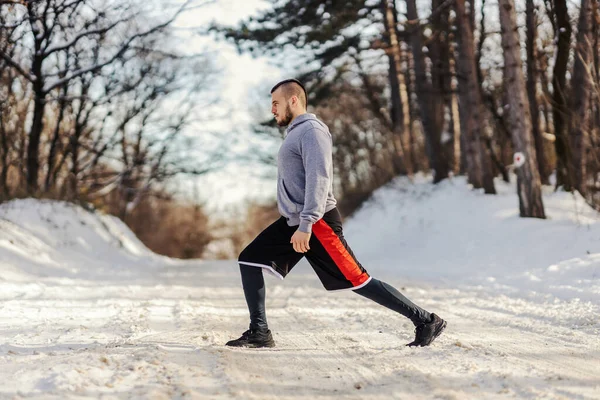 겨울에 자연의 눈내리는 운동을 하면서 따뜻하게 운동을 스포츠맨 스포츠 — 스톡 사진
