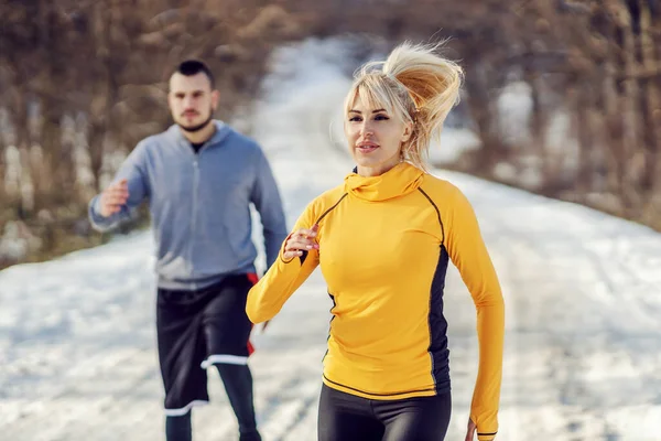 Sportos Pár Versenyez Erdőben Havas Téli Napon Egészséges Szokások Maraton — Stock Fotó
