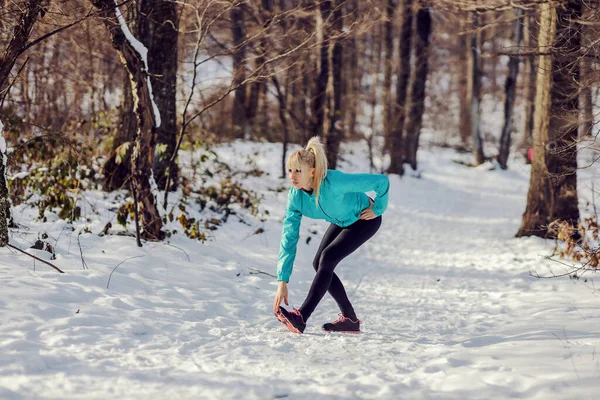 Sportiva Forma Piedi Nella Natura Facendo Esercizi Riscaldamento Stretching Inverno — Foto Stock