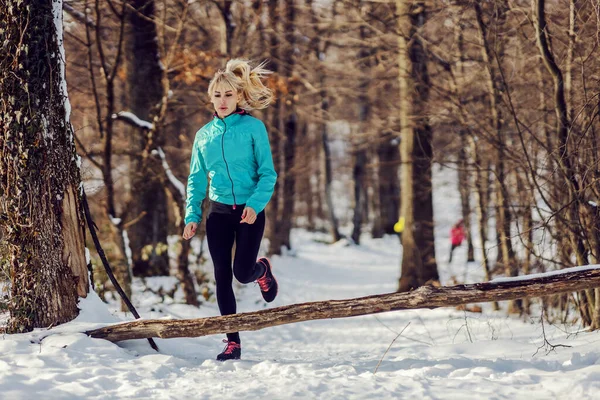 Sportiva Forma Correre Nella Foresta Durante Giornata Invernale Innevata Sta — Foto Stock