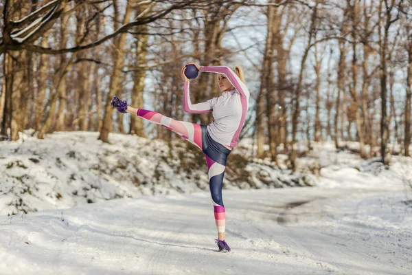 Ajuste Deportista Haciendo Ejercicios Con Pelota Fitness Naturaleza Día Invierno — Foto de Stock