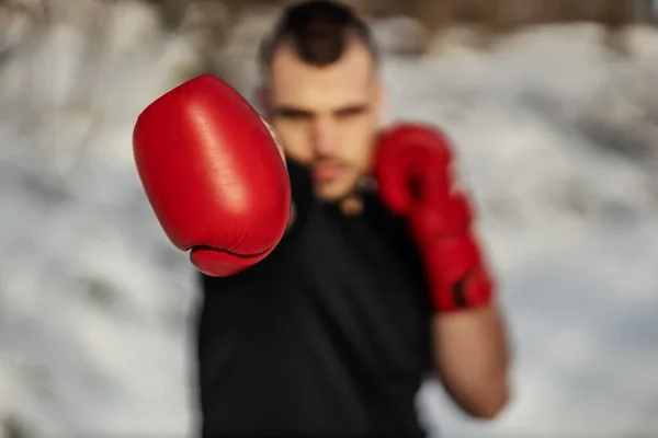 Κοντινό Πλάνο Του Μποξέρ Γάντια Πυγμαχίας Στέκεται Στη Φύση Χιονισμένη — Φωτογραφία Αρχείου