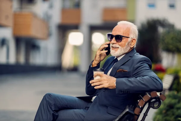 Viejo Hombre Negocios Tiene Una Llamada Pausa Para Café Hombre — Foto de Stock