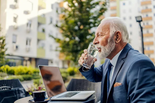 Hombre Negocios Mayor Está Sentado Terraza Cafetería Bebiendo Agua Dondequiera — Foto de Stock