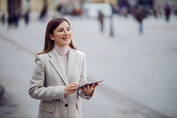 Usmívající Mladá Žena Oblečená Módní Stojící Náměstí Pomocí Tabletu Zkontrolovat — Stock fotografie