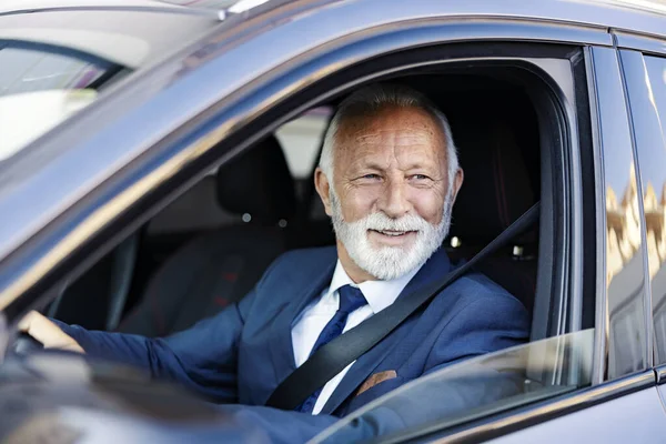 Yaşlı Bir Yönetici Işe Kendisi Gidiyor Gülümseyen Mutlu Kıdemli Bir — Stok fotoğraf