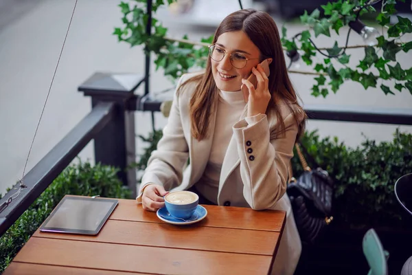 Kafeteryada Oturan Kahvesini Içen Telefonda Konuşan Mutlu Kız — Stok fotoğraf