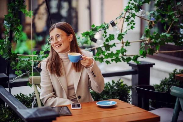 Gülümseyen Kız Kafede Oturuyor Kahvesini Içiyor — Stok fotoğraf