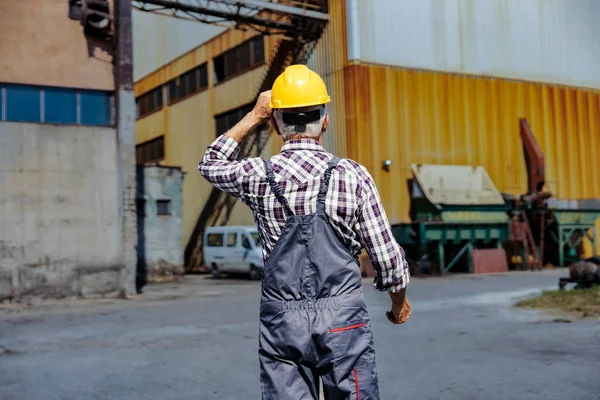 Работник Фабрики Идет Работу Старший Рабочий Надевает Шлем Голову Идет — стоковое фото