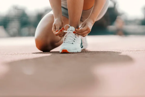 Sportliche Frauen Binden Schnürsenkel Training Eine Frau Sportoutfit Hockt Der — Stockfoto