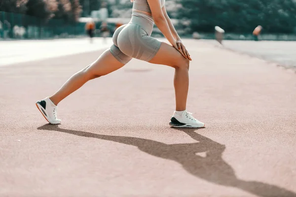 앞으로 도약하고 훈련중인 근육을 뻗는다 회색의 건강에 여자는 운동중에 근육을 — 스톡 사진
