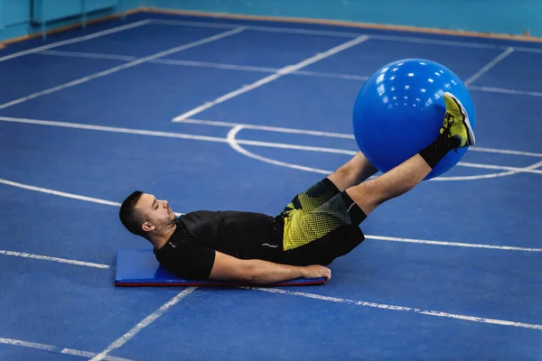 Formda Sporcu Spor Salonunda Pilates Topuyla Çıtır Çıtır Yapıyor — Stok fotoğraf